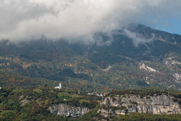 Berglandschap met wolkenlandschappen over de bergtoppen — Stockfoto