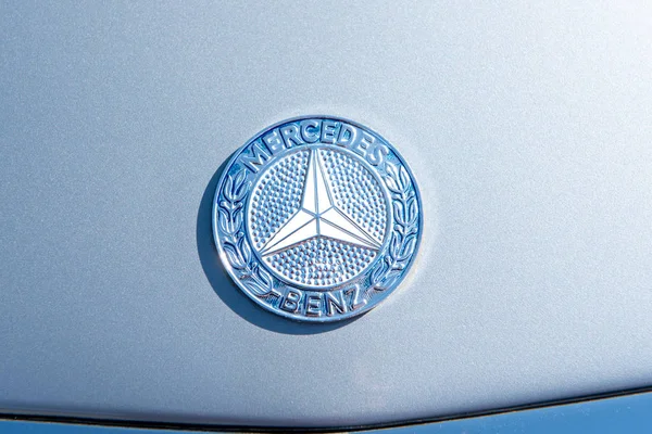 Mercedes-Logo auf weißer Oberfläche eines Oldtimers — Stockfoto