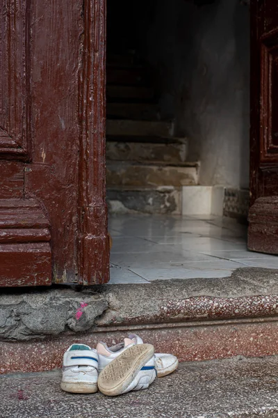 Ergen, evin arka kapısının önünde ayakkabı kullanmış.. — Stok fotoğraf