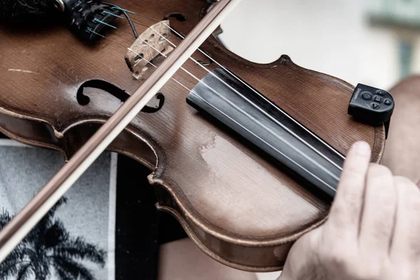 Musicista suonare una canzone tradizionale con gli strumenti di musica violino — Foto Stock