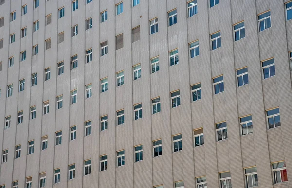 Kapalı cam pencereler gökdelen ofis binası. — Stok fotoğraf