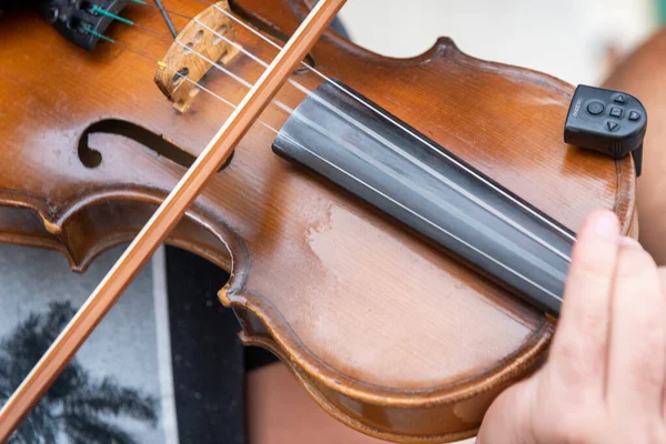 Musicista suonare una canzone tradizionale con gli strumenti di musica violino — Foto Stock