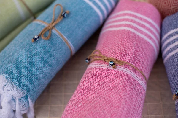 Yuvarlak stil konfor ve renkli battaniyeler e 'nin üzerinde saklanır.