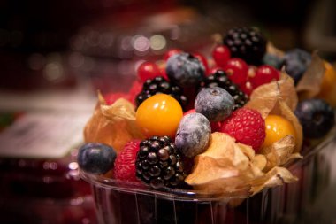 Taze, sağlıklı ve besleyici frui kokteyl meyve salatası