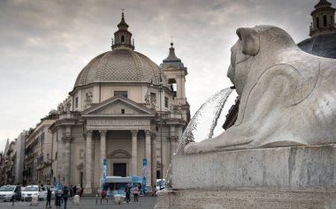 Su, Piazza del Popolo 'daki aslan heykelinin başından geçiyor.