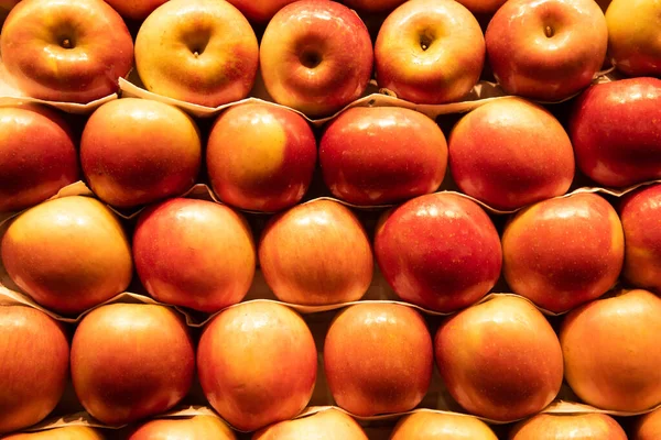 Groep gezonde verse appelvruchten op een fruitmarkt — Stockfoto