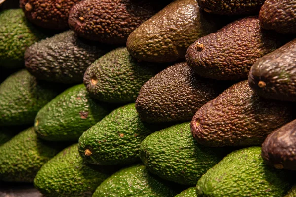 Avocadofrüchte auf dem Obstmarkt für einen gesunden Lebensstil stapeln — Stockfoto