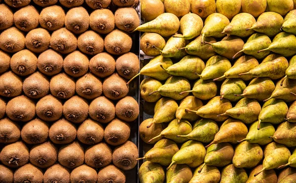 健康的な生活のための果物市場で新鮮なキウイと梨の果物 — ストック写真