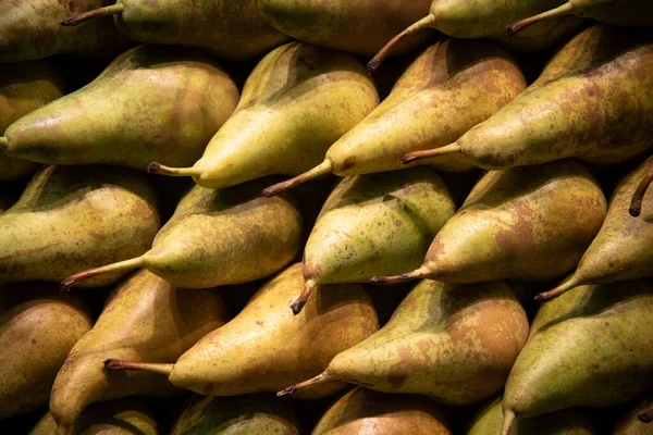 Fresh green Pear fruits on a fruit market for a healthy lifestyl — Stock Photo, Image