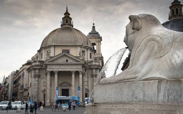 Eau à travers la tête de statue de lion à la Piazza del Popolo, R — Photo