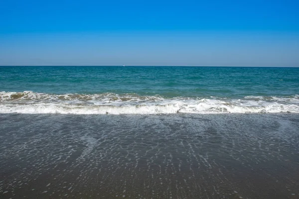 Gouden zand blauwe zee en heldere blauwe lucht — Stockfoto