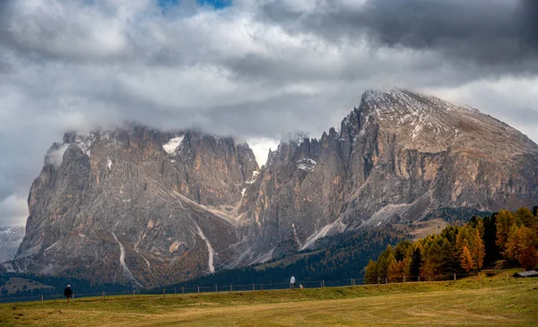 Paisaje de montaña con personas no reconocidas y senderismo en el —  Fotos de Stock