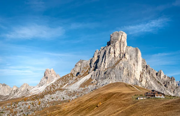 Paisaje de montaña en el pintoresco Passo Di Giau en los Alpes de —  Fotos de Stock