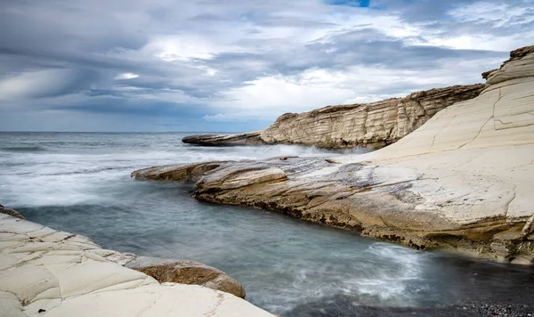 Skalnaté pobřeží s bílými skalami v oblasti Limassolu na Kypru — Stock fotografie