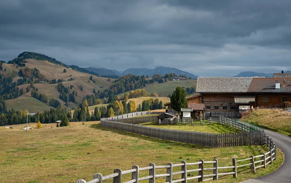 Dřevěná chata ve slavném údolí Alpe di Siusi na Dolomitě — Stock fotografie