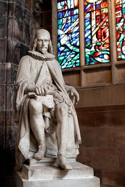 Estátua de Humphrey Chetham, Catedral de Manchester — Fotografia de Stock