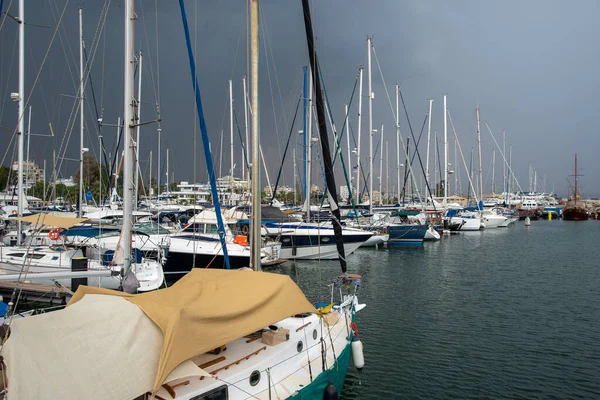 Yachten am Larnaca-Yachthafen in Zypern bei stürmischem bewölktem Himmel festgemacht — Stockfoto