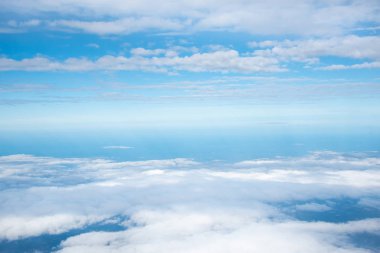 Beyaz kümülüs dramatik bulutlar