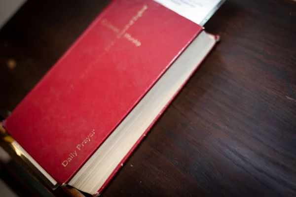 Holy closed prayer book resting on a church table. — Stock Photo, Image