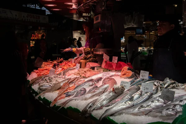 Färsk rå fisk på is redo att tillagas från en fiskmarknad på B — Stockfoto