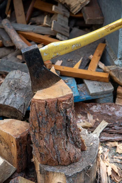 Fejsze éles pengével fát vágni a kandalló fűtésére d — Stock Fotó