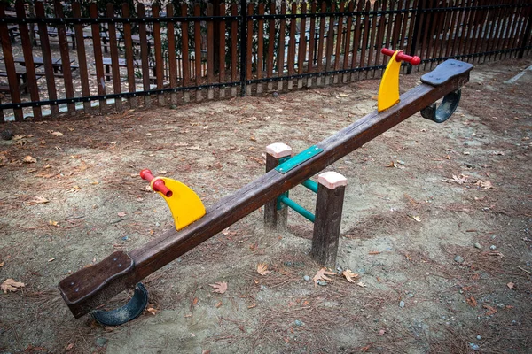 Los balancines vacíos los niños estacionan juguetes en un parque de atracciones . — Foto de Stock