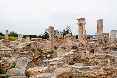 Apollon Hylates 'in antik sütunları, Limasol distr' deki sığınak.