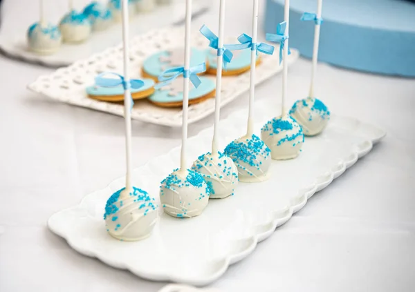 Deliciosos dulces azucarados de una fiesta de cumpleaños — Foto de Stock