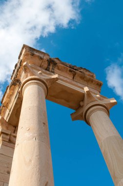 Apollon Hylates 'in antik sütunları, Limasol distr' deki sığınak.