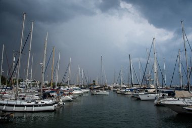 Kıbrıs 'taki Larnaka marinasına demirlemiş yatlar fırtınalı bulutlu gökyüzüyle
