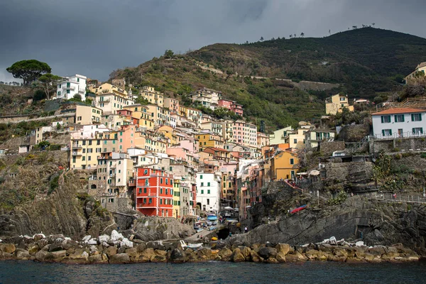 Aldeia de Riomaggiore com casas coloridas em Cinque Terre, Li — Fotografia de Stock