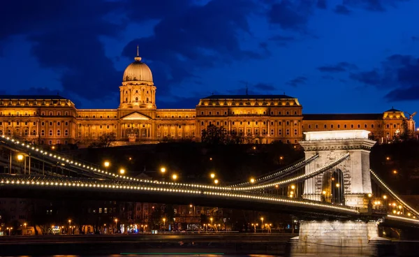 Königspalast oder die Budaer Burg und die Kettenbrücke nach Sonnenuntergang — Stockfoto