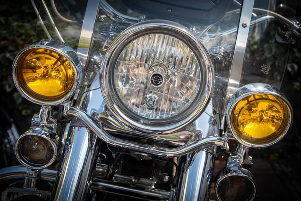 Részletek a fényes Harley Davidson első fényszórók — Stock Fotó