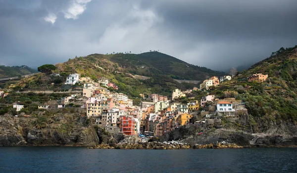Pueblo de Riomaggiore con coloridas casas en Cinque Terre, Li —  Fotos de Stock