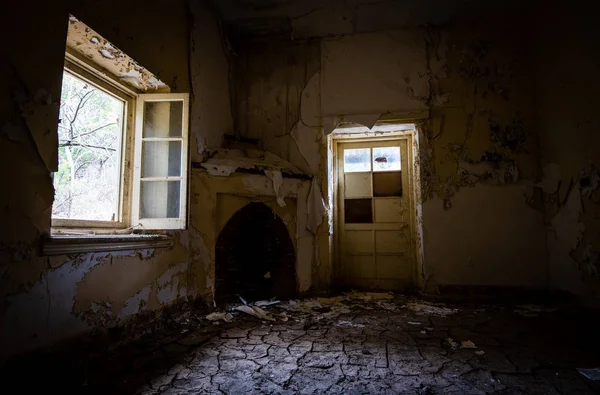 汚い捨てられた部屋のインテリア — ストック写真