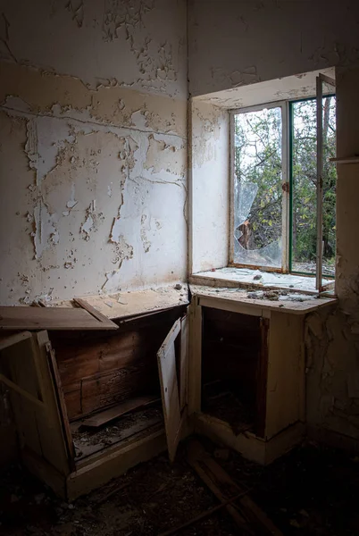 Innenraum eines schmutzigen, verlassenen Zimmers — Stockfoto
