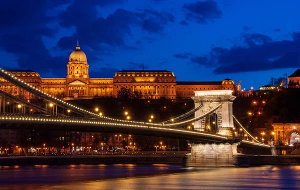 Royal Palace or the Buda Castle and the Chain Bridge after sunse — Stock Photo, Image
