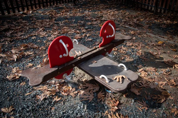 空ののこぎり子供たちは遊園地でおもちゃを駐車. — ストック写真