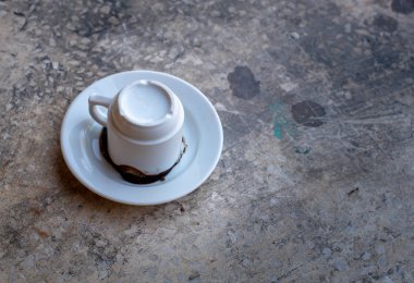 Boş beyaz bir fincan Kıbrıs kahvesi. Geleneksel bir kahve.