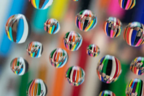 Rajzoló ceruza tükröződik vízcseppek pihenő egy darab üveg — Stock Fotó
