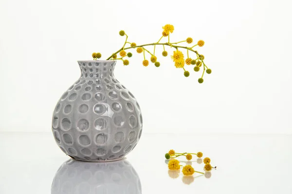 Gelbe, schöne Blumen auf einer weißen Vase. Hochwertiges Stillleben ph — Stockfoto