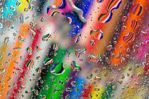 Tekening potloden weerspiegeld op waterdruppels rusten een stuk glas — Stockfoto