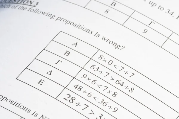 Documento de examen con la solución de problemas matemáticos . — Foto de Stock