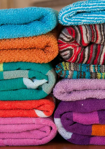 五颜六色的毛巾堆在一起 — 图库照片