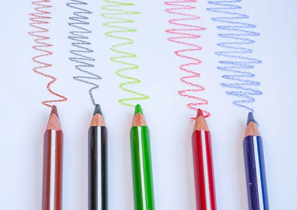 रंग ड्राइंग पेंसिल और एक सफेद पी पर रंगीन घुमावदार रेखाएं — स्टॉक फ़ोटो, इमेज