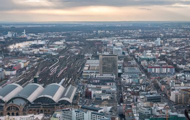  Frankfurt şehrinin panoramik manzarası.