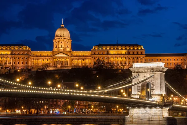 Royal Palace or the Buda Castle and the Chain Bridge after sunse — Stock Photo, Image