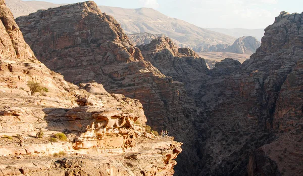 Paisagem montanhosa das montanhas rochosas do famoso Petra monu — Fotografia de Stock