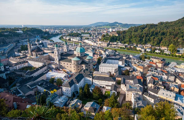 Cityscape picturesque Salzburg holiday tourist resort city in Au — Stock Photo, Image