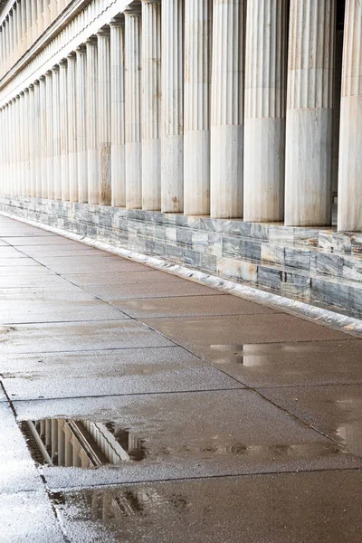 Detalhes das colunas antigas do Stoa de Attalos no anc — Fotografia de Stock